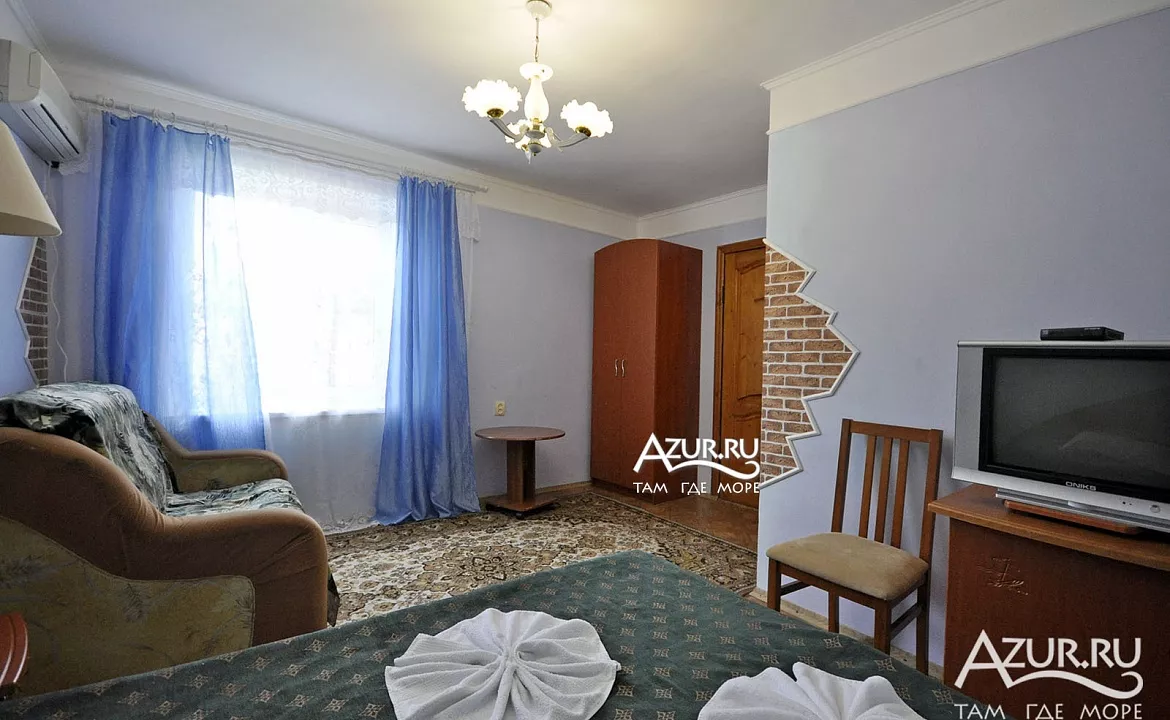 Однокомнатный номер с кухней. Гостевой дом "Под синей крышей". Джанхот