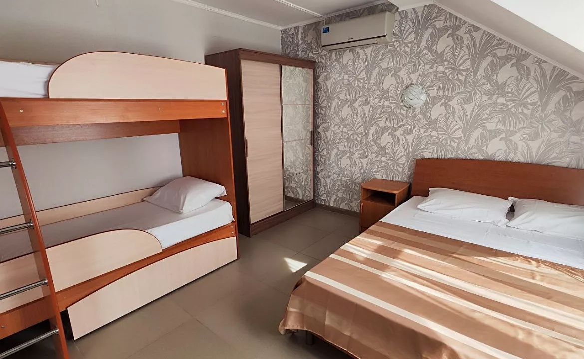 Апартаменты на 4м этаже (мансарда). Гостевой дом "Регион 86" . Адлер