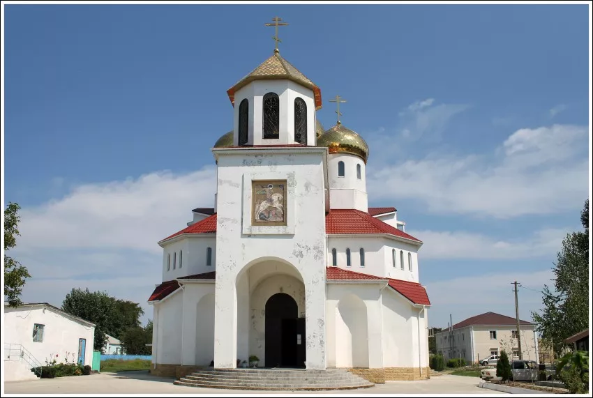 Фотография храма Георгия Победоносца в Витязево взята с сайта: http://sobory.ru/