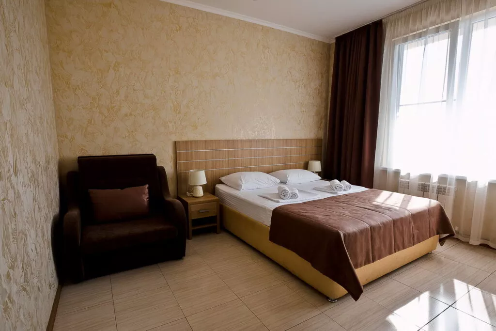 Двухместный номер с двуспальной кроватью и видом на море. Отель «NOY». Лоо