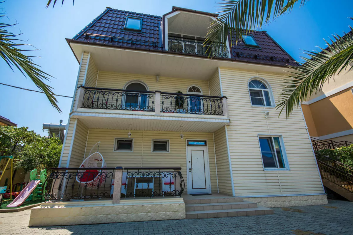 . Коттедж "Регина" . Адлер