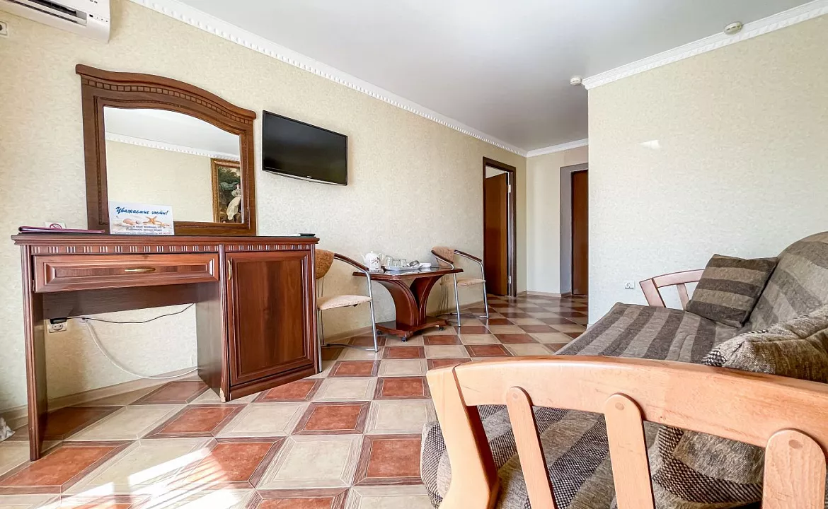 Люкс 2-х комнатный (большой) с балконом. Anzhelina Family Hotel. Витязево