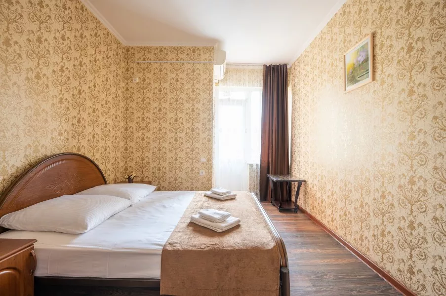 Двухместный стандарт с балконом. Мини отель «Эдельвейс». Адлер