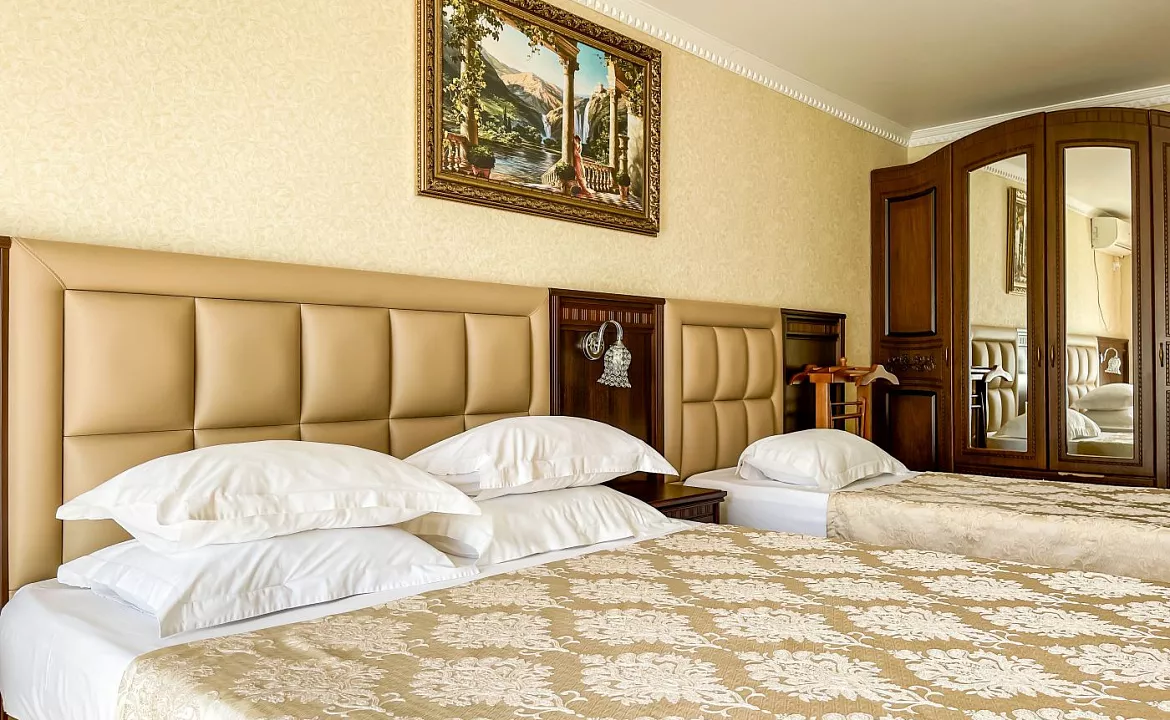 Люкс 2-х комнатный (большой) с балконом. Anzhelina Family Hotel. Витязево