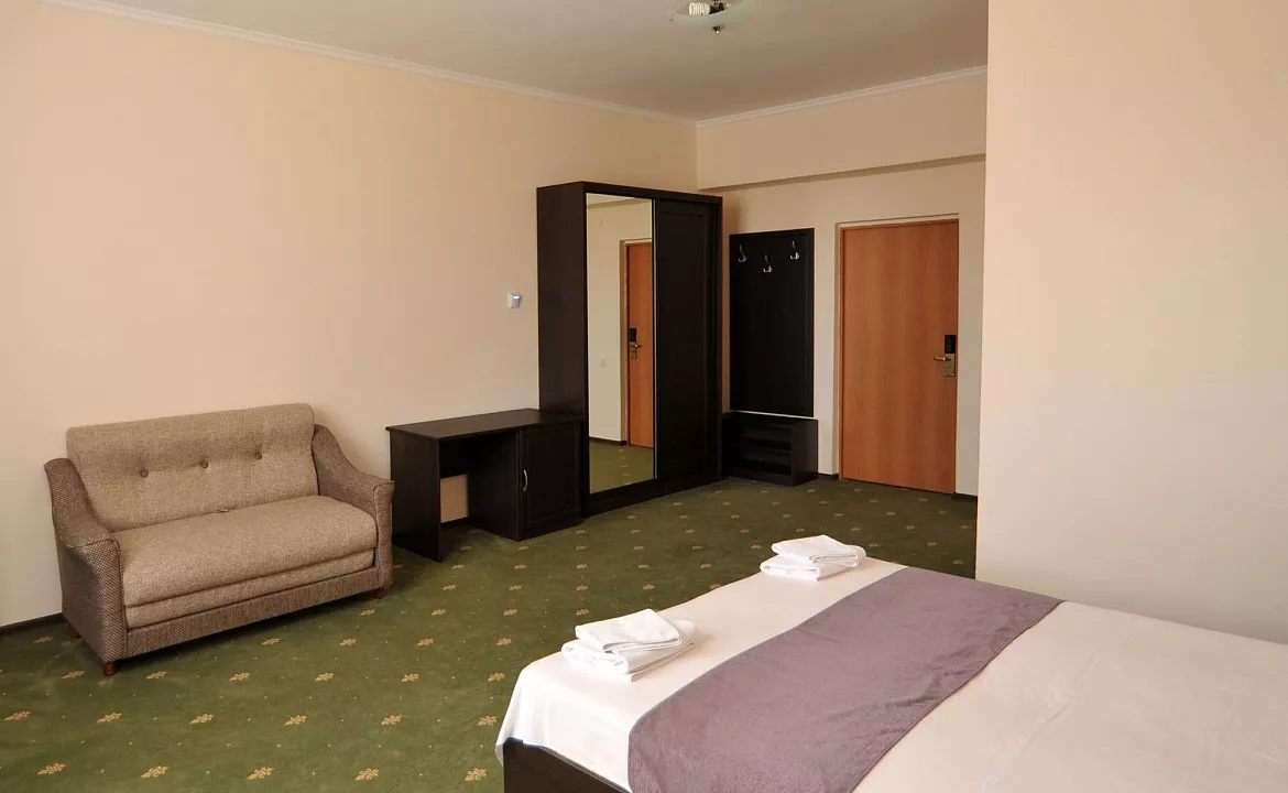 Трехместный номер-стандарт. Отель "Максимус". Анапа