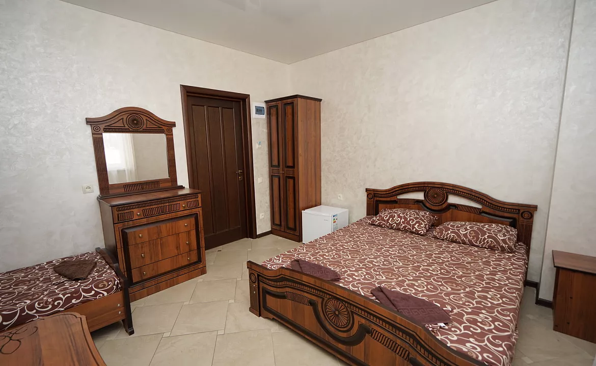 Номер на троих без балкона . Гостевой дом Эвелина - Лазаревское. Лазаревское