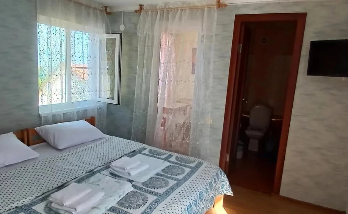 Второй этаж отдельного домика люкс класса, 2 комнаты, от 1 до 2 гостей, двуспальная кровать, балкон. Гостевой дом "Горная лаванда". Лазаревское
