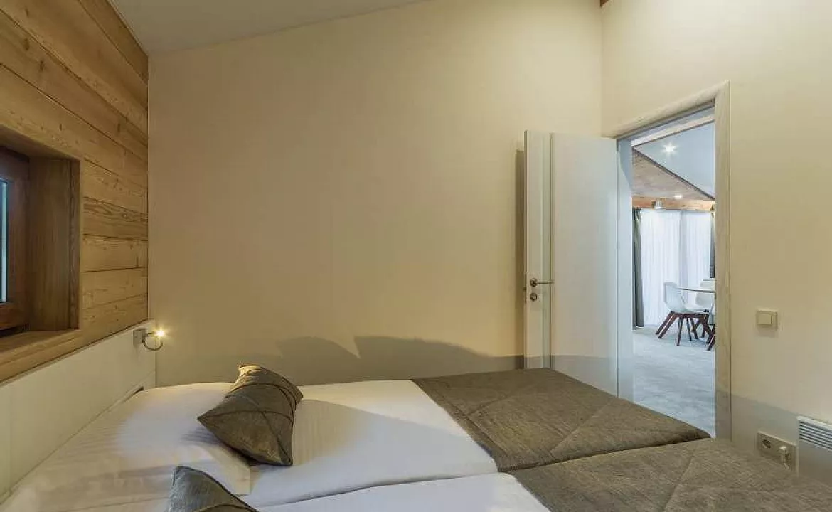 Новый коттедж с двумя спальнями, гостиной-студио с кухней и террасой. Пансионат "Береговой". Малый Маяк