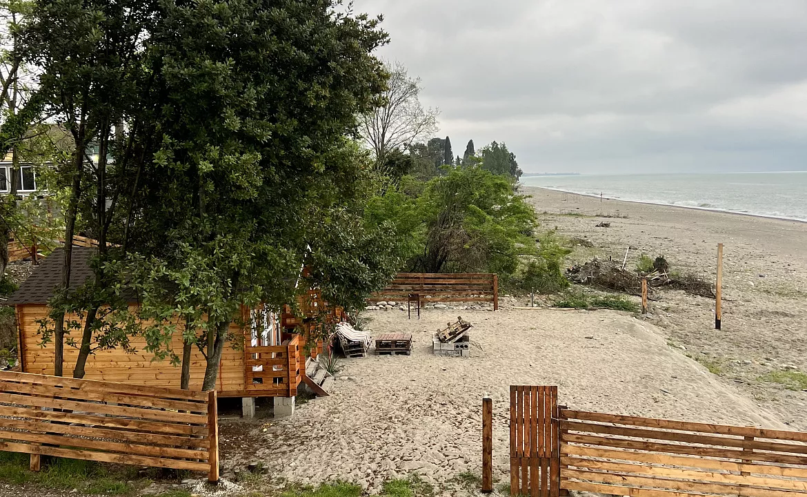 Коттедж. Коттеджи на берегу моря со всеми удобствами . Сухум