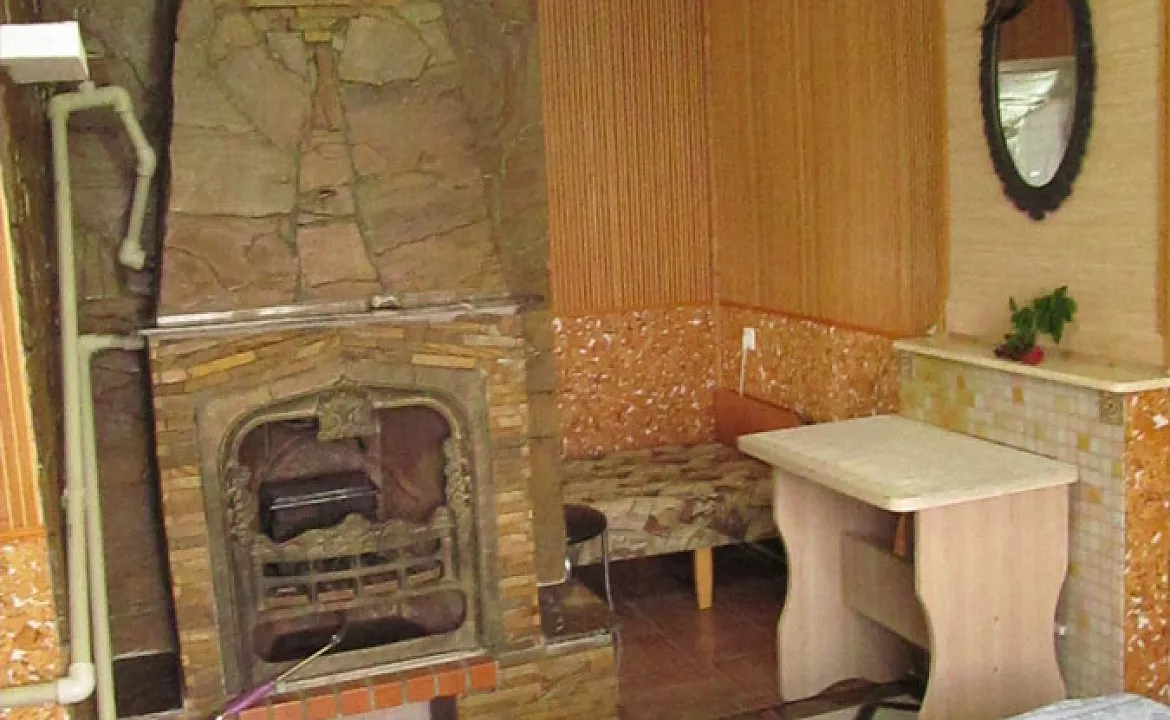 Трехместный номер стандарт с кухней. Гостевой дом "У Леопольдовича". Малореченское