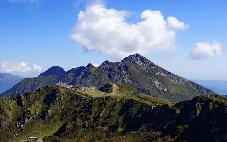 Гора Аибга. Фото взято с сайта: https://dostoprimechatelnosti-sochi.ru/