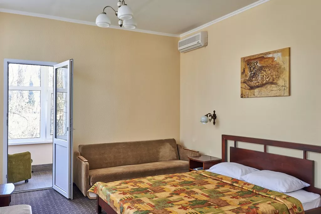 «Супериор» — однокомнатный номер. Пансионат "Лад" ★★★. Макопсе «Супериор» — однокомнатный номер. Пансионат "Лад" ★★★. Макопсе