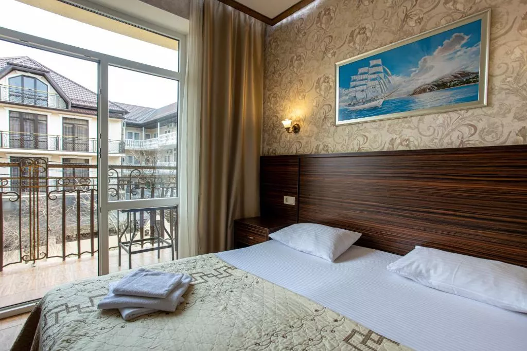 Трехместный номер с балконом. Отель Атмосфера. Кабардинка Трехместный номер с балконом. Отель Атмосфера. Кабардинка