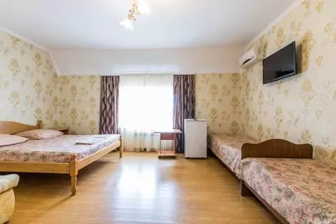 4-Х МЕСТНЫЙ НОМЕР С 2 ОДНОСПАЛЬНЫМИ И 1 ДВУСПАЛЬНОЙ КРОВАТЬЮ. Гостевой дом «Августа» . Аше