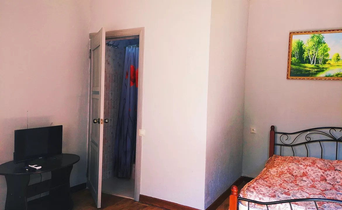 Трехместный номер с собственной ванной комнатой. Частный сектор У Саиды. Сухум