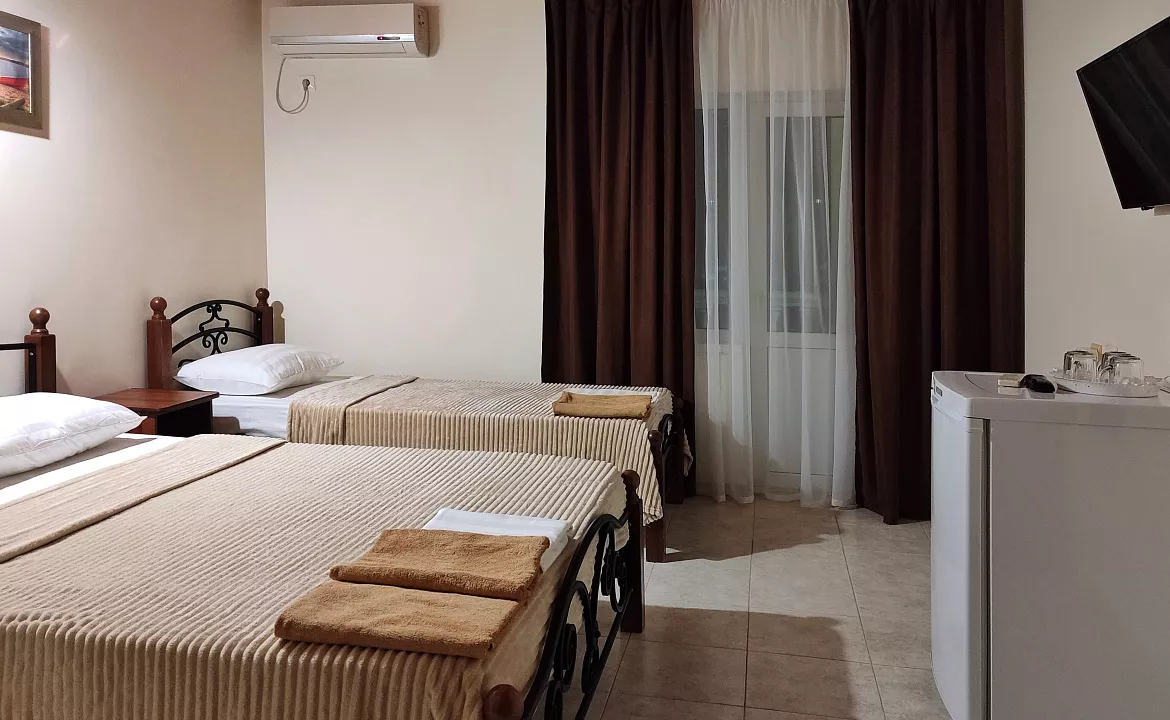 Трехместный с удобствами и балконом. Гостевой дом "Одиссей" - Кабардинка. Кабардинка Трехместный с удобствами и балконом. Гостевой дом "Одиссей" - Кабардинка. Кабардинка