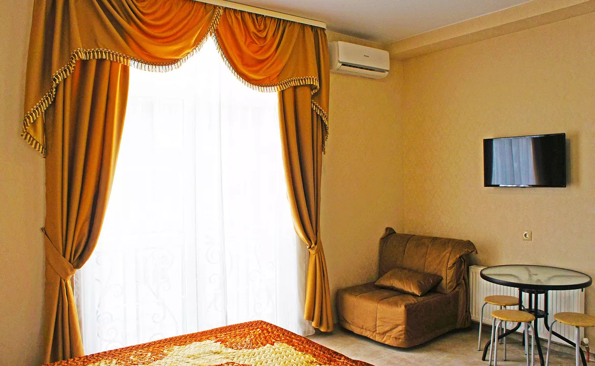 Апартаменты студия на 3-х человек с собственным двориком. Гостевой дом "МЕЛИС". Дивноморское