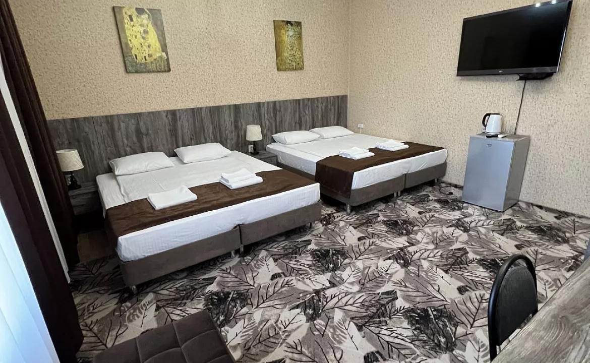 4-х местный номер с балконом Завтрак включен. База отдыха "Скурча". Сухум