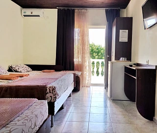 Четырехместный с удобствами и балконом. Гостевой дом "Одиссей" - Кабардинка. 