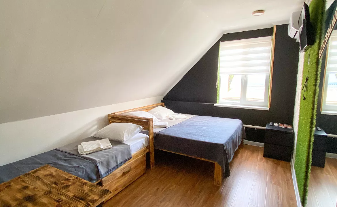 Трехместная комната на третьем этаже 6. Гостевой дом GreenWall. Анапа