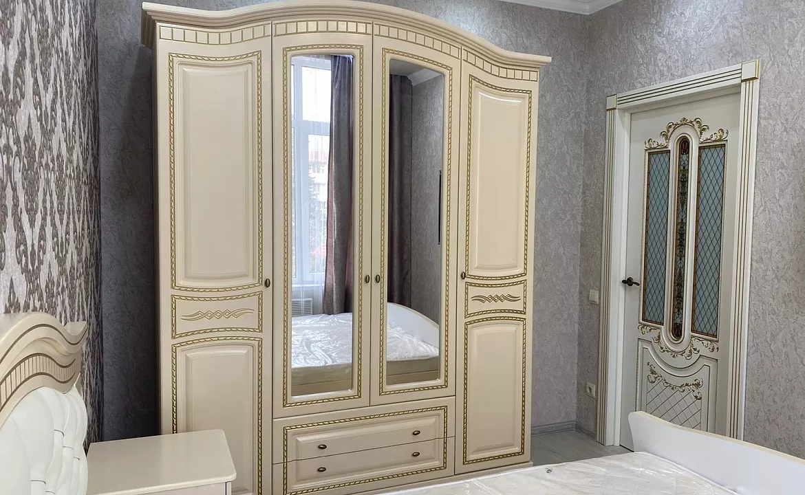 Двухкомнатная квартира под ключ. Квартира в многоквартирном доме Для королей. Адлер