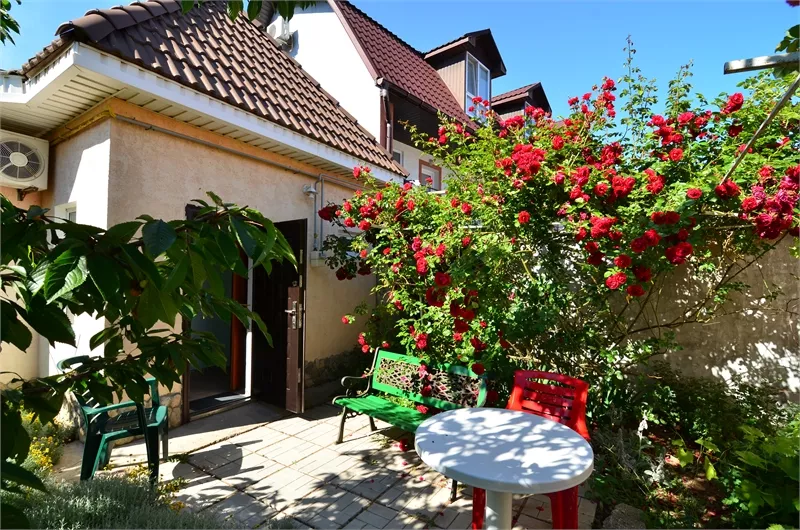 Домик 2 с кухней. Частная усадьба "Дом Роз". Заозерное