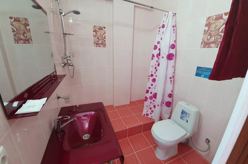 3-местный номер с балконом и видом на море, горы, бассейн и Алушту. Гостевой дом «Камилла Sunrise». Алушта