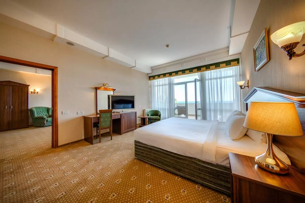 Люкс с видом на парк. Отель Palmira Palace Resort & SPA. Курпаты