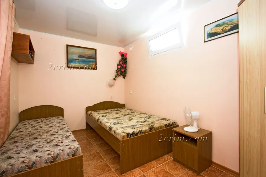 Четырехместный номер в коттедже Уютный дворик. Гостевой дом "Крымский кораблик". Орджоникидзе