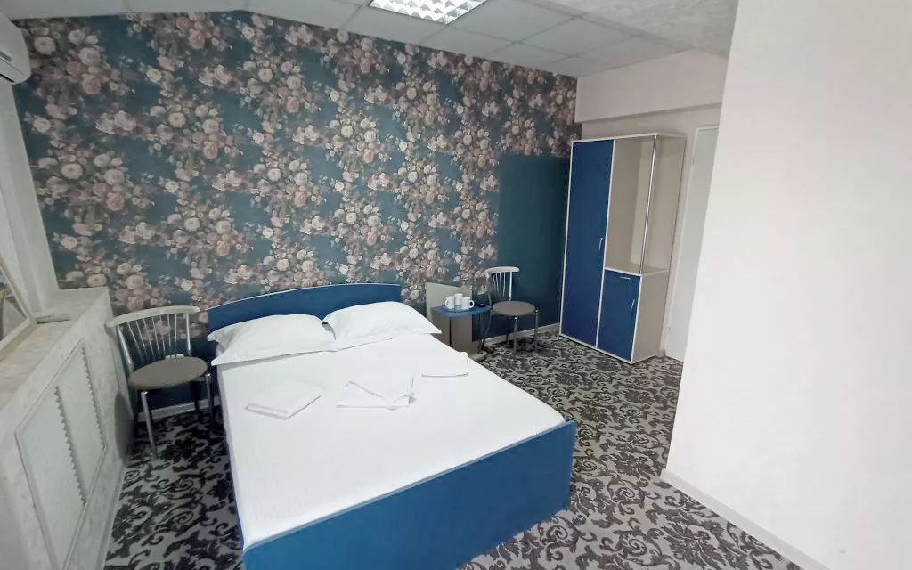 3-х местный номер «Стандарт» с двуспальной и односпальной кроватью. Отель «Эра». Анапа