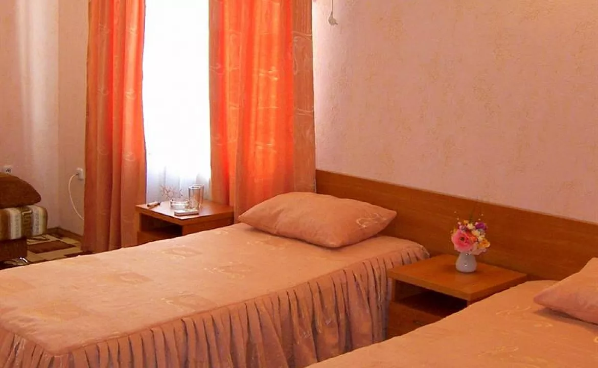 5-6 -ти местный 1 комнатный номер (28 кв.м.). Отель "Априори". Витязево