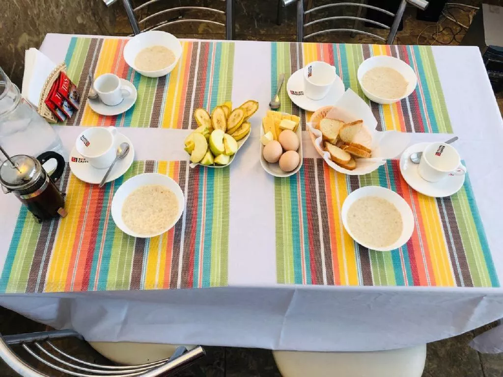 . Эллинг Море за окном Азовская 18. Лоо