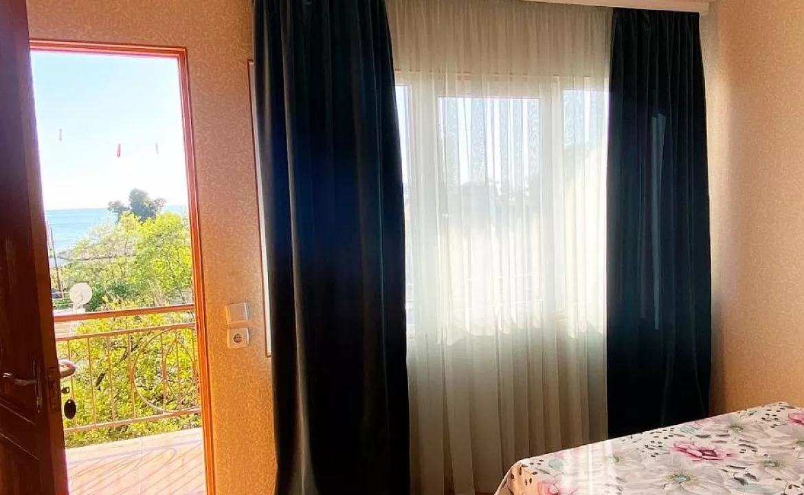 3-Местный номер стандарт. Гостевой дом "Ролан". Новый Афон