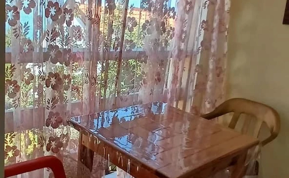 Второй этаж отдельного домика люкс класса, 2 комнаты, от 1 до 2 гостей, двуспальная кровать, балкон. Гостевой дом "Горная лаванда". Лазаревское