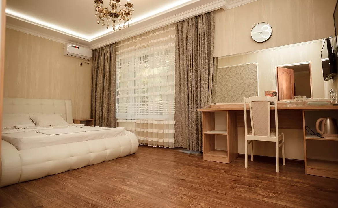 Люкс двухкомнатный с балконом. Гостевой дом Ника Премиум. Геленджик