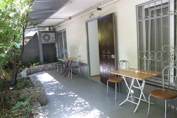 Номера со своим двориком на Маратовской 57. Отель Кайрос. Кореиз