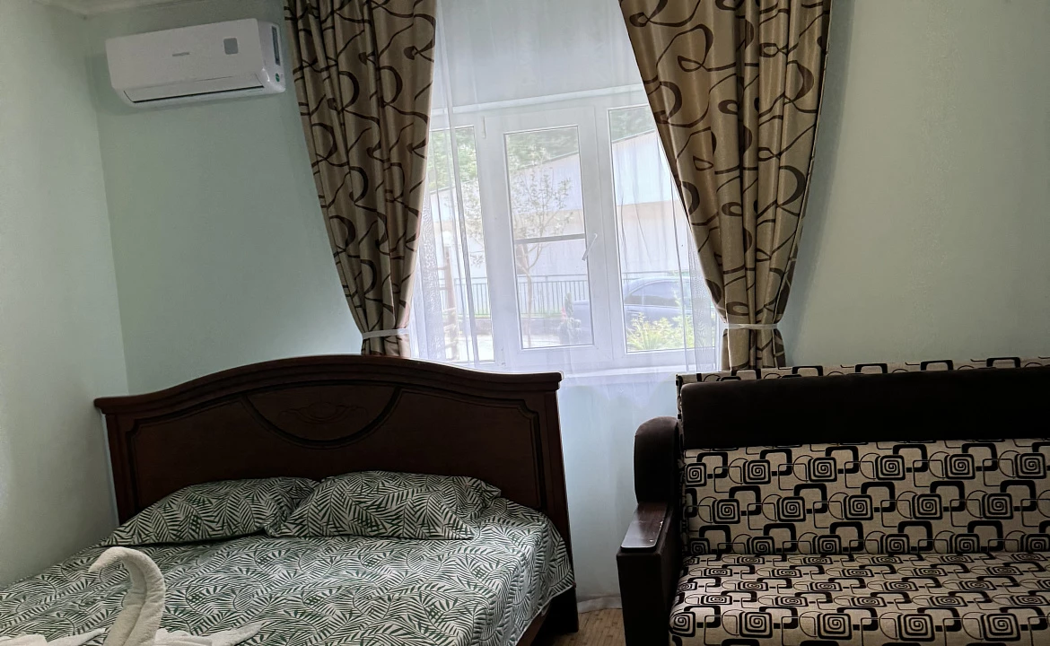 Семейный 3-х комнатный 1 этаж. Гостевой дом "Пантера". Гагра