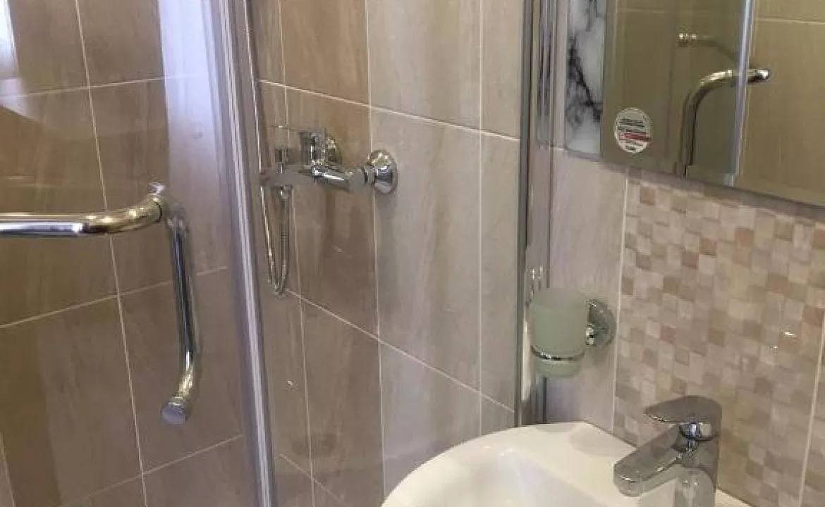 СТАНДАРТНЫЙ 3-МЕСТНЫЙ НОМЕР С ДИВАНОМ И БАЛКОНОМ. Гостевой дом "Family". Лазаревское