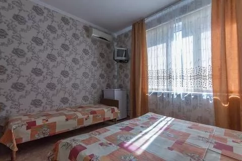 2-Х МЕСТНЫЙ НОМЕР С 1 ДВУСПАЛЬНОЙ КРОВАТЬЮ И ДОПОЛНИТЕЛЬНОЙ КРОВАТЬЮ. Гостевой дом «Августа» . Аше