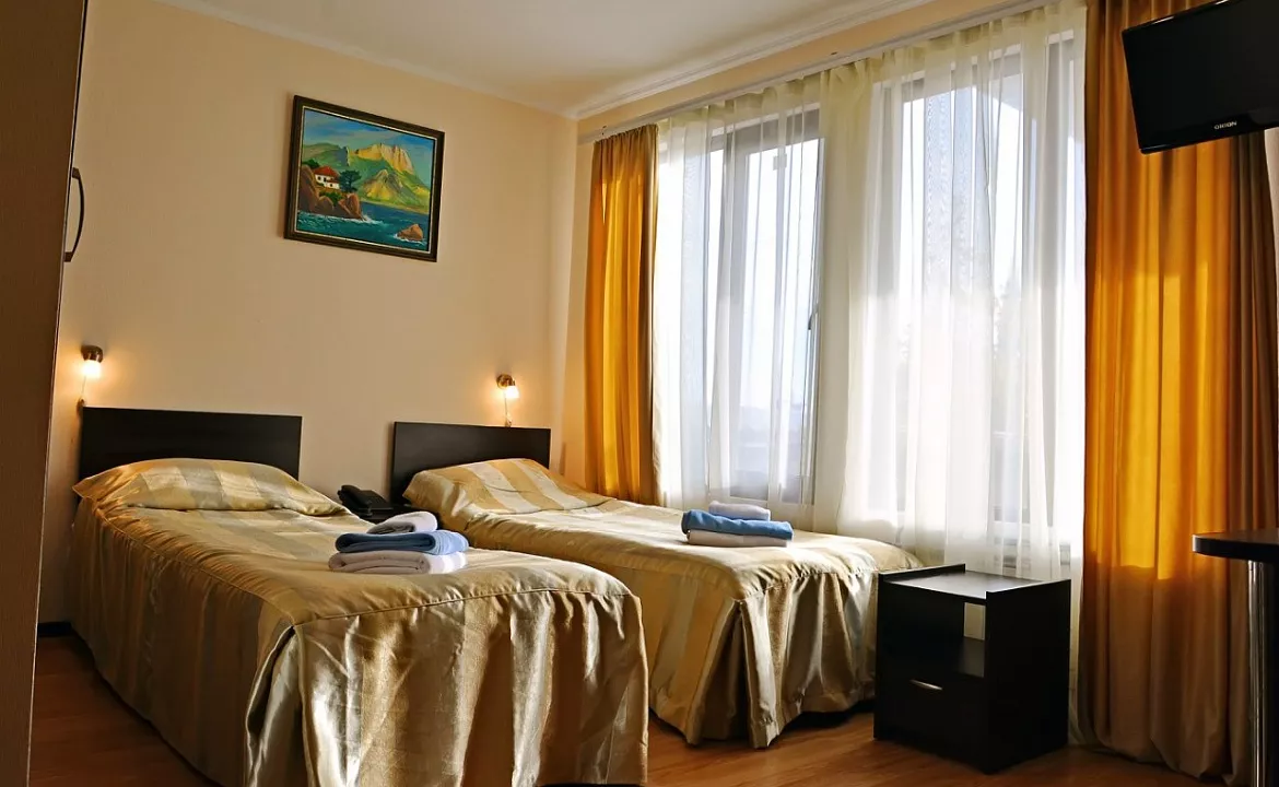 Стандартный номер с кухней и двумя односпальными кроватями. Гостиничный комплекс Зеленый мыс. Алупка