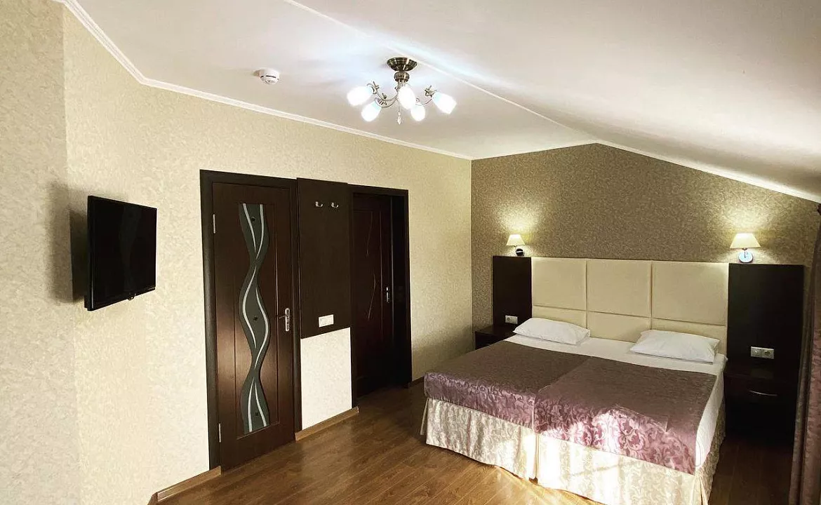 ДВУХМЕСТНЫЙ НОМЕР С ДИВАНОМ НА МАНСАРДЕ. Отель "Мечта". Геленджик