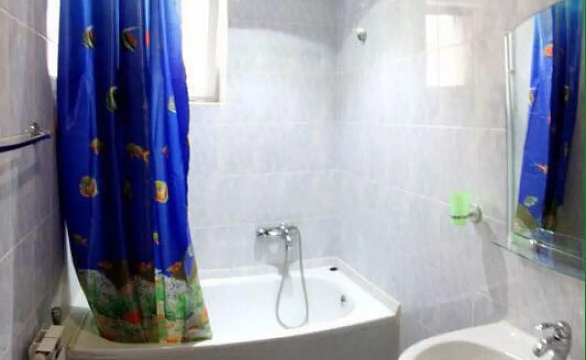 Трехместный номер с удобствами на блок. Гостиница "Алекс". Витязево