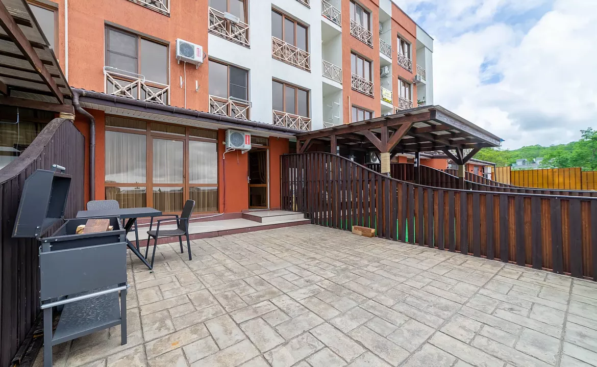 Deluxe Apartment ЖК Санни Хилл с собственным двориком. Апартаменты Deluxe ЖК Санни Хилл. Адлер