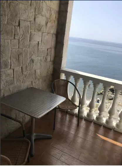 Люкс с балконом . Эллинг Кипарис . Лоо