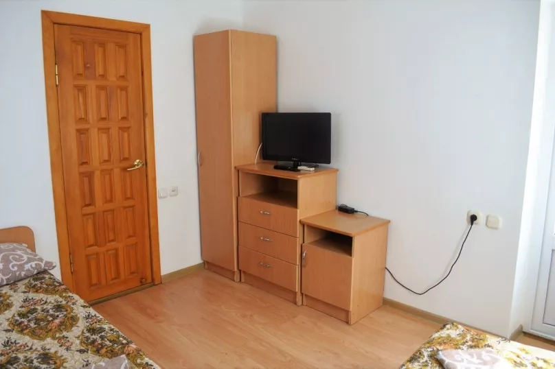 3х местный с завтраком август . Гостевой дом У Георгия . Витязево