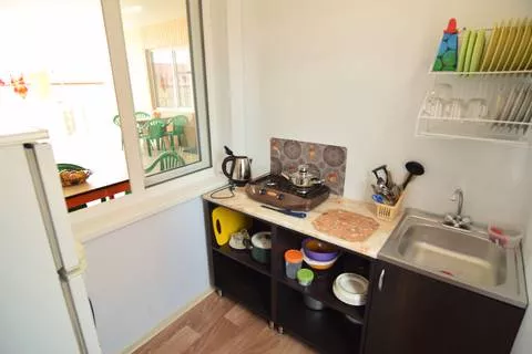 2-х комнатная квартира. Гостевой дом «Квартирки у моря» (кухня в номере). Вардане