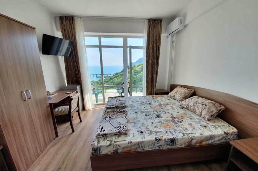 3-местный номер с балконом и видом на море, горы, бассейн и Алушту. Гостевой дом «Камилла Sunrise». Алушта