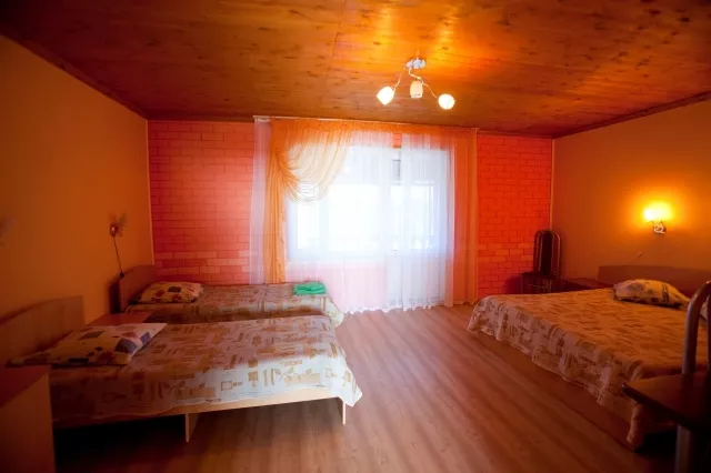 4 -х местный однокомнатный номер в главном корпусе. Гостиница комплекс "Новинка". Ейск