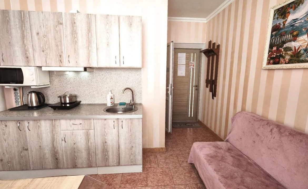 Апартаменты с балконом на 3м этаже. Гостевой дом "Регион 86" . Адлер