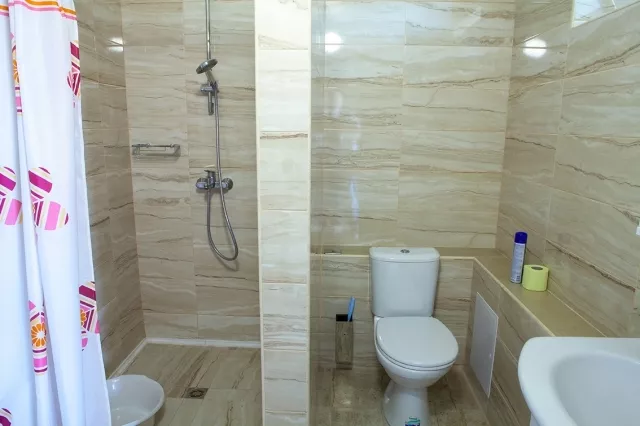  4 -х местный 2-х комнатный люкс в главном корпусе. Гостиница комплекс "Новинка". Ейск